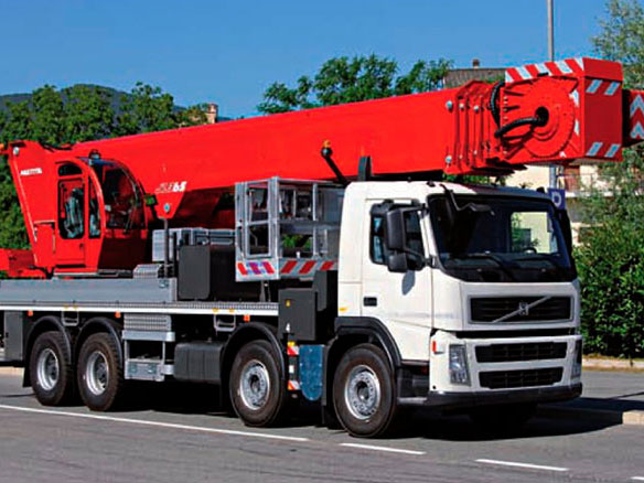 Noleggio di piattaforme aeree montate su camion fino a 65 metri di altezza